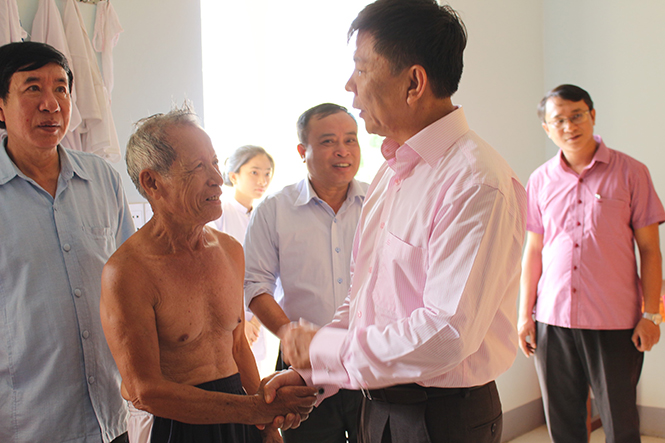 Đồng chí Chủ tịch UBND tỉnh Nguyễn Hữu Hoài trò chuyện thân mật với các nạn nhân CĐDC đang xông hơi, tẩy độc.