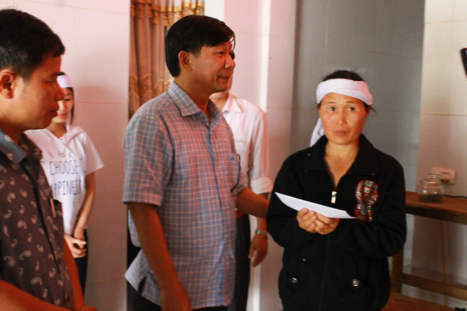 Đồng chí Lê Văn Lợi – PGĐ Sở Nông nghiệp và PTNT trao phần quà hỗ trợ gia đình ngư dân Nguyễn Văn Thống tại phường Quảng Phú, TX. Ba Đồn
