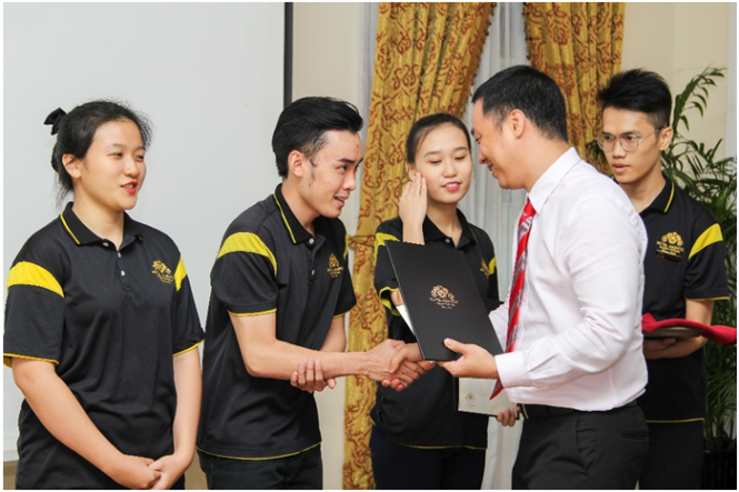 TS Nguyễn Quốc Anh trao giấy chứng nhận cho sinh viên đã hoàn thành học kỳ doanh nghiệp