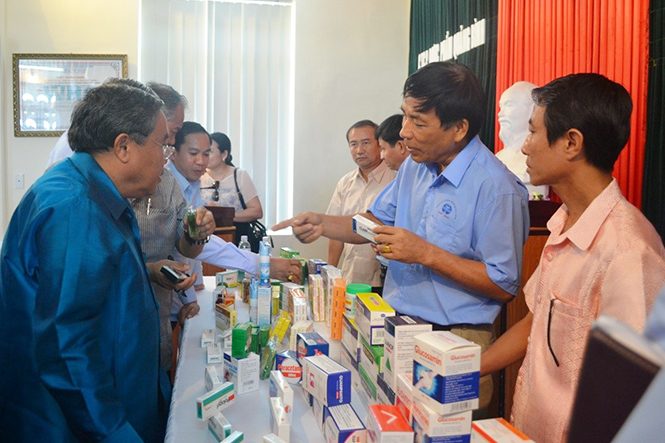 Đoàn Sở Y tế tỉnh Khăm Muộn, CHDCND Lào tham quan mô hình sản xuất và các nhãn hàng đạt chuẩn của Công ty cổ phần Dược phẩm Quảng Bình.