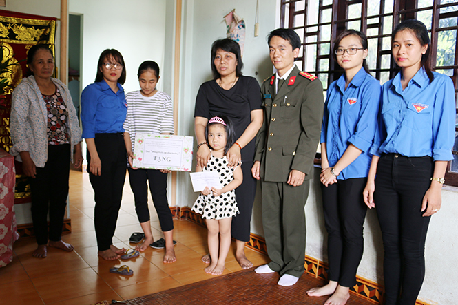Gia đình chị Nguyễn Thị Hà, xã Gia Ninh, Quảng Ninh nhận tiền hỗ trợ.