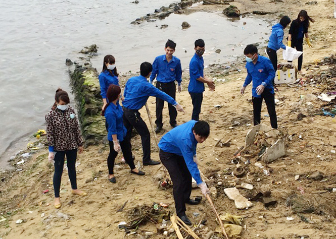 Lực lượng đoàn viên thanh niên thành phố Đồng Hới đang làm vệ sinh dọc bờ biển.