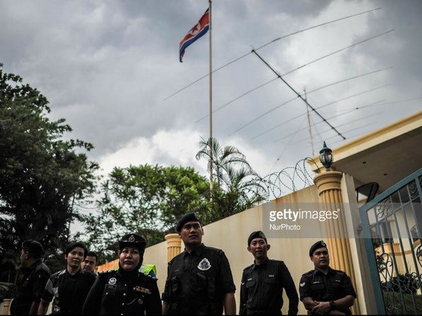 Cảnh sát Malaysia ở trước Đại sứ quán Triều Tiên tại Kuala Lumpur vào ngày 23-2 vừa qua. (Nguồn: gettyimages)