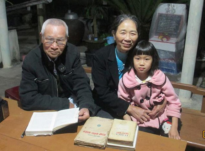 Gia đình ông Hoàng Minh Sơn say mê đọc Truyện Kiều.