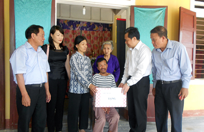  Phó Chủ tịch UBND tỉnh Nguyễn Tiến Hoàng thăm và tặng quà cho người khuyết tật.