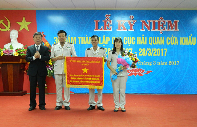 Đồng chí Nguyễn Hữu Hoài, Phó Bí thư Tỉnh uỷ, Chủ tịch UBND tỉnh tặng cờ thi đua cho Chi cục Hải quan cửa khẩu Cha Lo