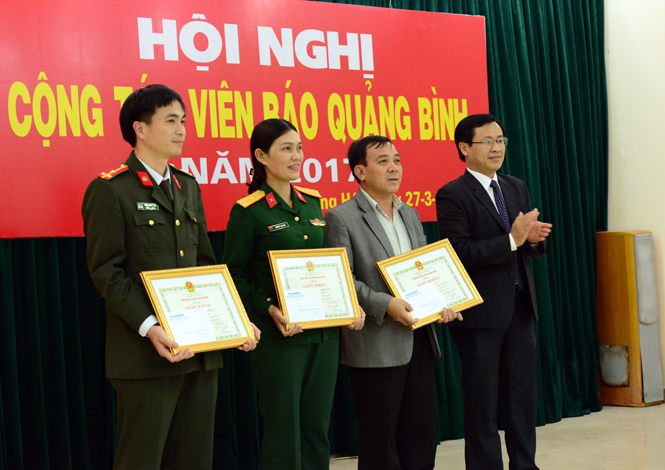 Đồng chí Hoàng Hữu Thái, Tổng Biên tập Báo Quảng Bình trao giấy khen cho các tập thể có nhiều sự đóng góp cho Báo Quảng Bình