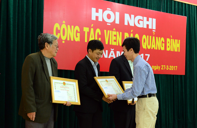 Đồng chí Cao Trường Sơn, Phó Tổng Biên tập Báo Quảng Bình trao giấy khen cho những cá nhân xuấtt sắc