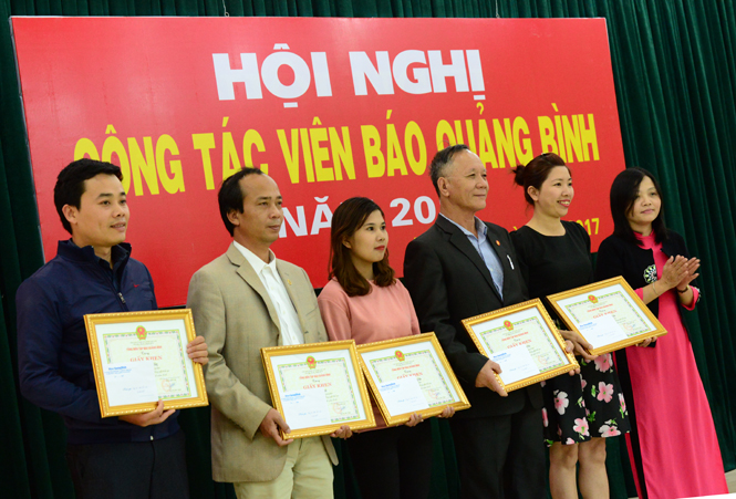 Đồng chí Trần Hồng Hiếu, Phó Tổng biên tập Báo Quảng Bình trao giấy khen cho những CTV  tích cực