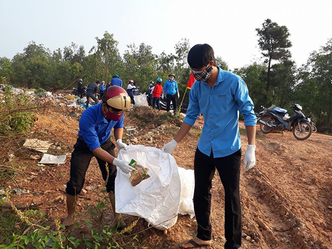 Tuổi trẻ Quảng Trạch ra quân xử lý rác thải ở xã Quảng Tiến.