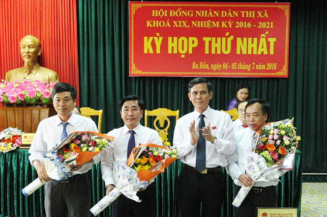 Bí thư Thị uỷ, Chủ tịch HĐND thị xã Ba Đồn Trần Thắng tặng hoa chúc mừng các đồng chí trúng cử các chức danh chủ tịch và phó chủ tịch UBND thị xã nhiệm kỳ 2016-2021.