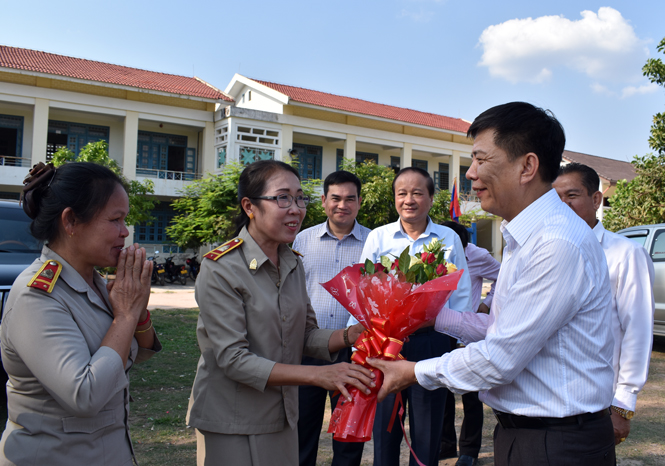 Đội ngũ giáo viên Trường Hữu nghị Quảng Bình-Khăm Muộn tặng hoa đồng chí Nguyễn Hữu Hoài, Phó Bí thư Tỉnh ủy, Chủ tịch UBND tỉnh Quảng Bình.