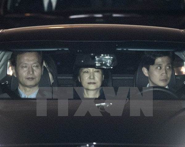 Cựu Tổng thống Hàn Quốc Park Geun-hye (giữa) được áp giải tới nơi tạm giam sau khi rời khỏi Văn phòng Công tố quận Seoul ngày 31-3. (Nguồn: Yonhap/TTXVN)