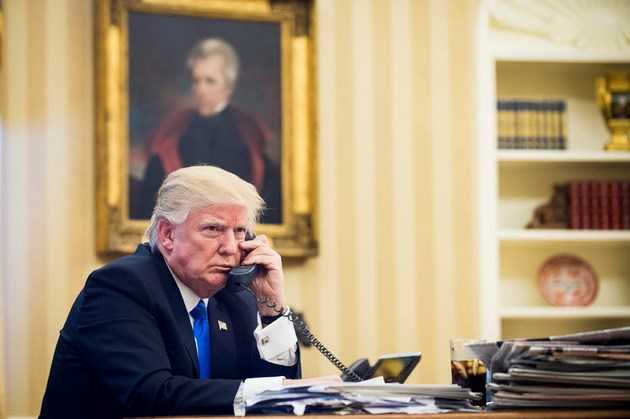 Ông Donald Trump dùng điện thoại bàn để liên lạc (Nguồn: Nhà Trắng)