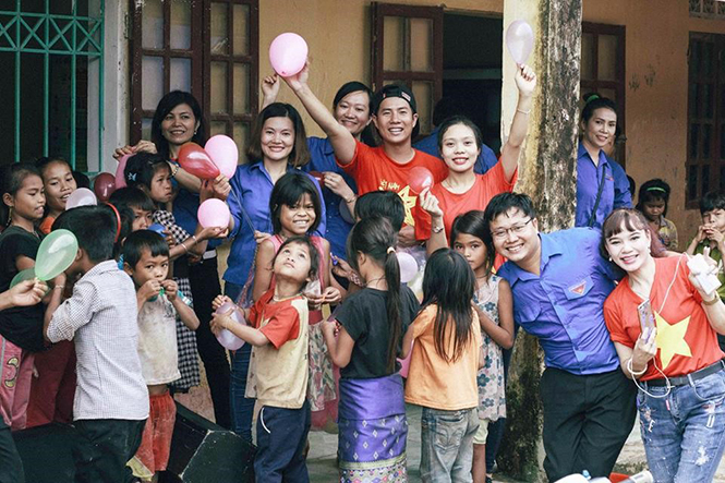 CLB Du lịch trách nhiệm Quảng Bình tổ chức chương trình Tết Trung thu cho các trẻ em vùng biên giới.