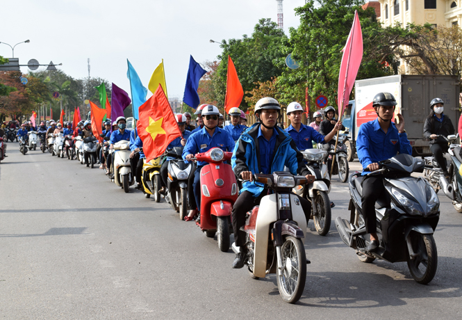  Đoàn diễu hành trên các tuyến đường chính để tuyên truyền đến các khu dân cư, vận động nhân dân thực hiện tổng vệ sinh và lập lại trật tự đô thị