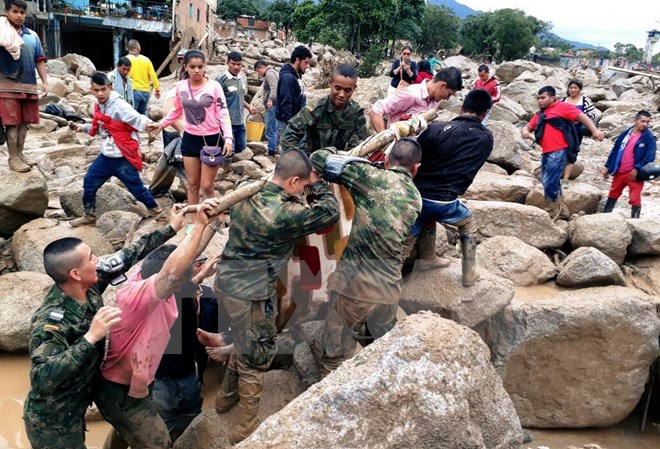 Binh sỹ cứu hộ Colombia chuyển thi thể các nạn nhân vụ lở đất ở Putumayo ngày 1-4. (Nguồn: THX/TTXVN)