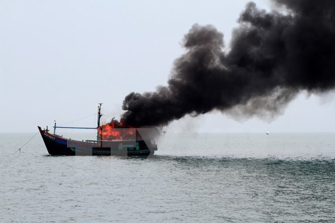 Một tàu đánh cá của Malaysia bị đánh chìm tại khu vực ngoài khơi Belawan, phía đông đảo Sumatra, Indonesia ngày 18-8-2015. (Nguồn: AFP/TTXVN)