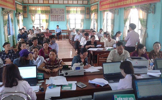 NHCSXH huyện Quảng Trạch tích cực giải ngân tại phiên giao dịch xã.
