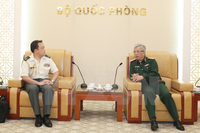 Thượng tướng Nguyễn Chí Vịnh, Thứ trưởng Bộ Quốc phòng tiếp Đại tá Keitaro Shido, Tùy viên Quốc phòng Nhật Bản tại Việt Nam. (Ảnh: Hồng Pha/TTXVN phát)