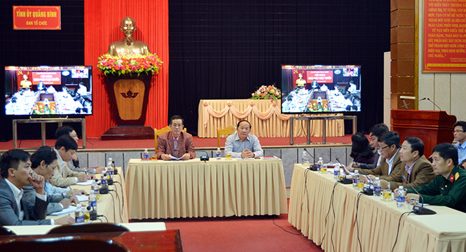 Đồng chí Phó Bí thư Thường trực Tỉnh ủy Trần Công Thuật và đồng chí Trưởng ban Tổ chức Tỉnh ủy Trần Xuân Vinh chủ trì hội nghị tại điểm cầu Quảng Bình.