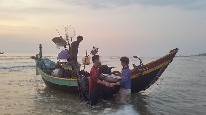 Nước biển đã an toàn, ngư dân xã Hải Ninh yên tâm khai thác thủy sản