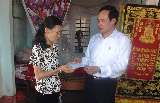 Phó Chủ tịch Ủy ban Trung ương MTTQVN Lê Bá Trình thăm hỏi các hộ ngư dân xã Bảo Ninh bị ảnh hưởng do sự cố môi trường biển.