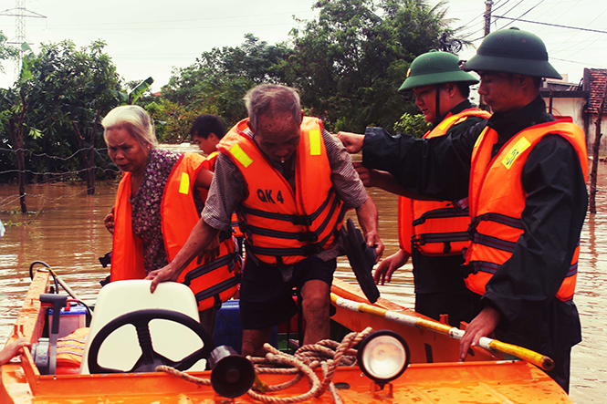 LLVT tỉnh giúp dân trong đợt lũ lụt tháng 10-2016.