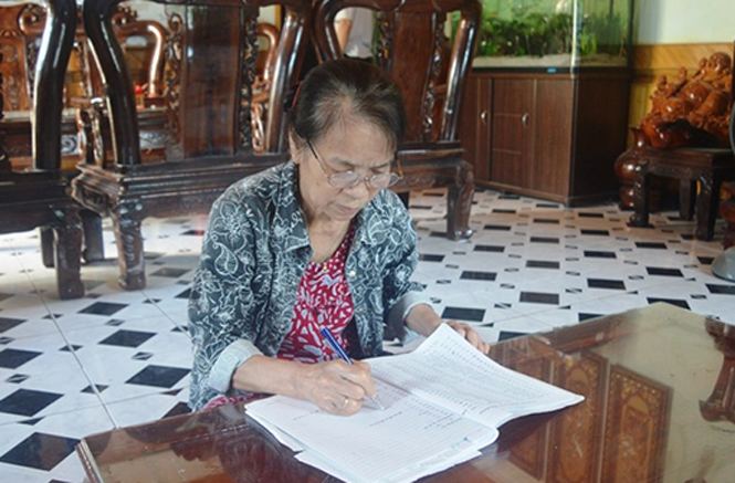 Dù tuổi đã cao nhưng bà Nguyễn Thị Ngẫu vẫn miệt mài với công tác DS-KHHGĐ.