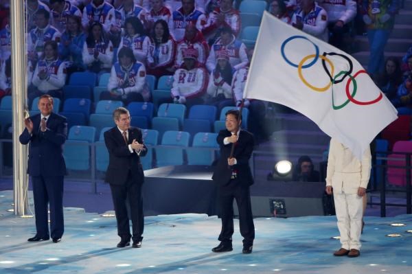Thị trưởng Pyeongchang, Lee Seok-rae, nhận lá cờ Olympic từ Chủ tịch Ủy ban Olympic quốc tế Thomas Bach ngày 23-2-2014 tại Sochi, Nga. (Nguồn: upi.com)