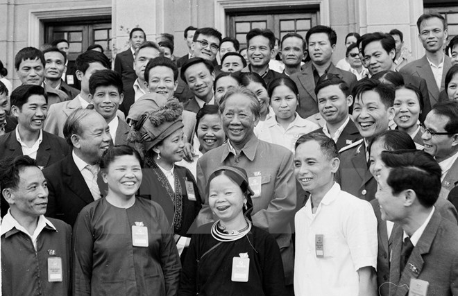 Tổng Bí thư Lê Duẩn với các đại biểu dự Đại hội Đảng toàn quốc lần thứ V tại Hà Nội (29/3/1982). (Ảnh: Thế Trung/TTXVN)