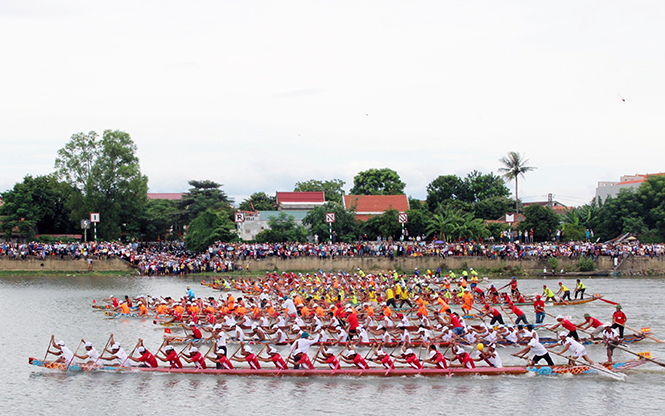Lễ hội bơi đua thuyền truyền thống trên sông Kiến Giang vào dịp 2-9 luôn thu hút hàng vạn người dân tham gia cổ vũ.