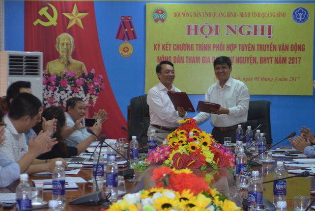 Đại diện lãnh đạo BHXH tỉnh và Hội Nông dân tỉnh ký kết Chương trình phối hợp năm 2017