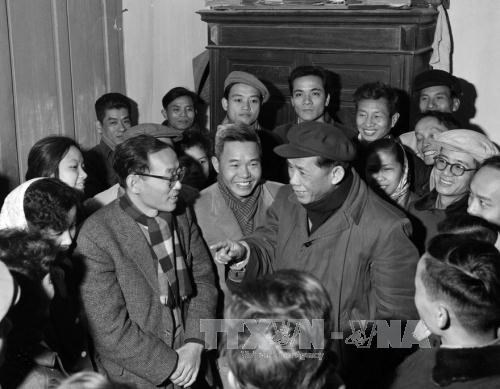 Tổng Bí thư Lê Duẩn thăm Việt Nam Thông tấn xã (nay là Thông tấn xã Việt Nam), ngày 14-2-1967. (Ảnh: Tư liệu TTXVN)