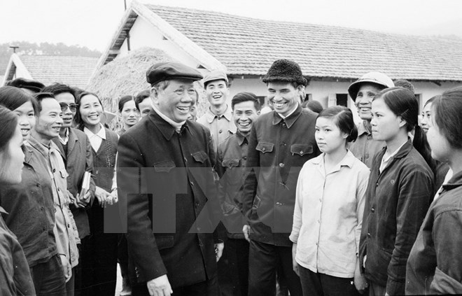 Tổng Bí thư Lê Duẩn nói chuyện với cán bộ, công nhân Xí nghiệp Chăn nuôi Đồng Nai (1-1980). (Ảnh: Tư liệu TTXVN)