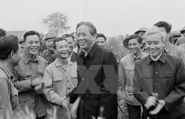 Tổng Bí thư Lê Duẩn nói chuyện với cán bộ, công nhân Nông trường Tây Hiếu, tỉnh Nghệ Tĩnh (22-4-1979). (Ảnh: Văn Bảo/TTXVN)