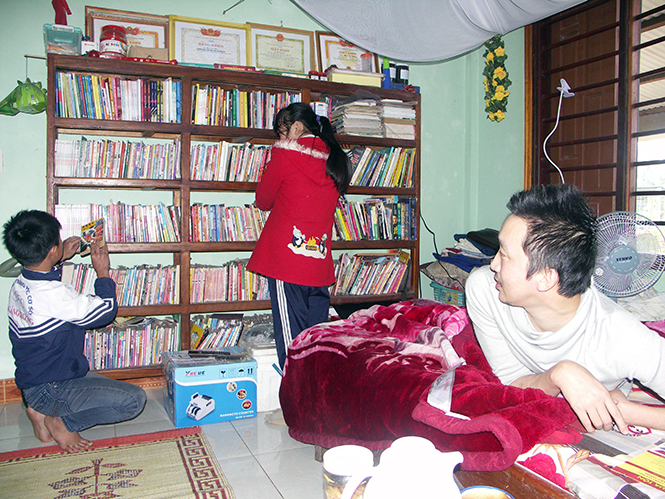  Niềm vui của anh Mai Tư Khoa khi thấy các em học sinh đến mượn sách.