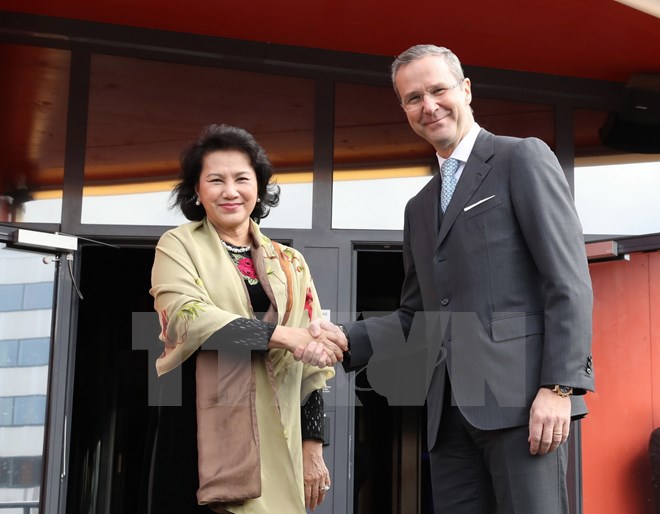 Lãnh đạo Tập đoàn Ericsson đón Chủ tịch Quốc hội Nguyễn Thị Kim Ngân. (Ảnh: Trọng Đức/ TTXVN)