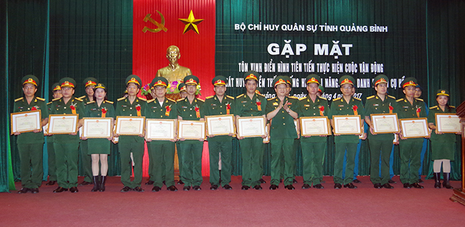 Đồng chí Chính ủy Bộ CHQS tỉnh Hoàng Xuân Vĩnh trao thưởng cho các cá nhân đạt thành tích xuất sắc.