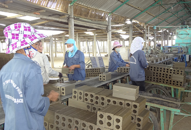 Các doanh nghiệp trên địa bàn huyện Bố Trạch góp phần giải quyết việc làm cho lao động nông thôn.