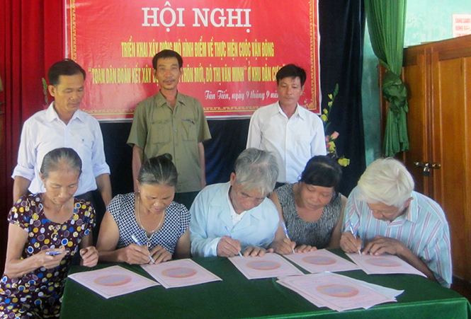 Các hộ gia đình ở KDC Tân Tiến, xã Quảng Tân, thị xã Ba Đồn ký cam kết thực hiện cuộc vận động “Toàn dân đoàn kết xây dựng nông thôn mới, đô thị văn minh”.