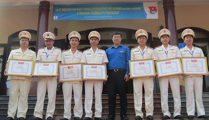 Anh Hoàng Trọng Phước (người đứng thứ 3 từ phải qua) được tặng bằng khen về thành tích xuất sắc trong công tác Đoàn và phong trào thanh niên năm 2016.