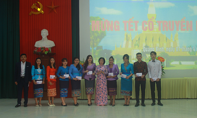 Đại diện Sở Ngoại vụ tặng quà cho các cán bộ, lưu học sinh Lào đang học tập, làm việc tại Quảng Bình.