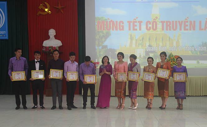 Đại diện Trường Đại học Quảng Bình trao học bổng của Đại sứ quán Lào tại Việt Nam cho các sinh viên Lào có thành tích xuất sắc trong học tập và các phong trào.