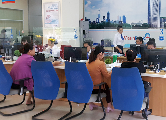  Khách hàng làm thủ tục vay vốn tại Chi nhánh Viettinbank Quảng Bình.