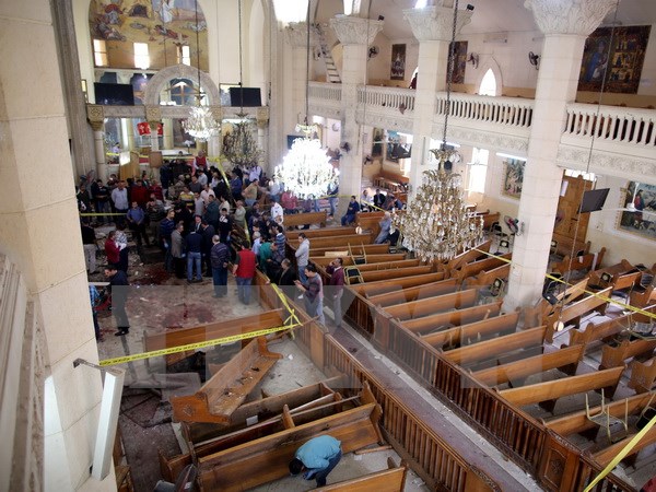 Lực lượng an ninh điều tra tại hiện trường vụ đánh bom bên trong một nhà thờ ở thành phố Tanta thuộc vùng châu thổ sông Nile của Ai Cập. (Ảnh: EPA/TTXVN)