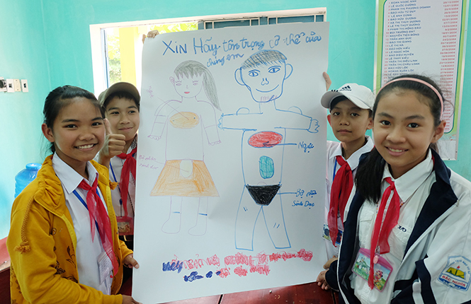 Các em học sinh tham gia vẽ tranh chủ đề phòng chống xâm hại tình dục trẻ em.