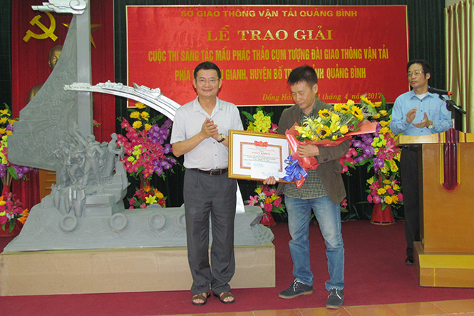  Đồng chí Phó Chủ tịch UBND tỉnh Trần Tiến Dũng trao giải nhất cho tác giả Nguyễn Chi Lăng.