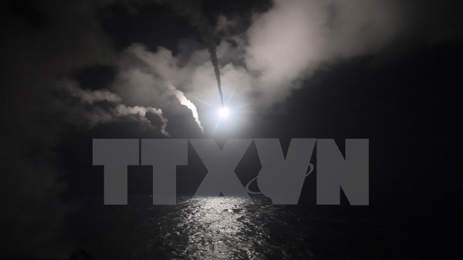 Tàu khu trục có tên lửa dẫn đường USS Porter (DDG 78) bắn tên lửa từ Địa Trung Hải ngày 7/4. (Nguồn: EPA/TTXVN)
