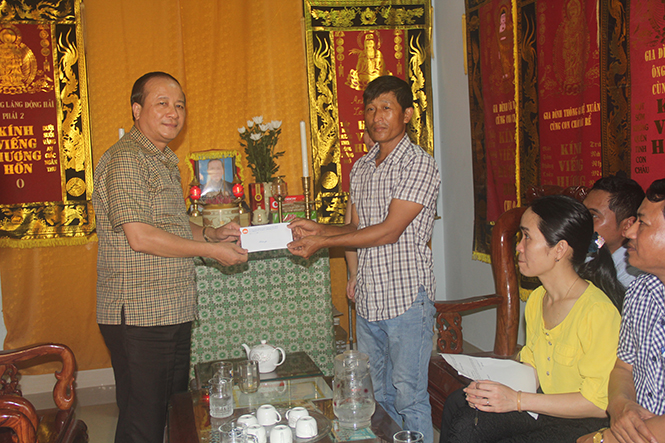 Đồng chí Trần Văn Tuân, Ủy viên Ban Thường vụ Tỉnh ủy, Chủ tịch Ủy ban MTTQVN tỉnh tặng quà cho gia đình ngư dân Trần Văn Sinh (tổ dân phố 2, Hải Thành).